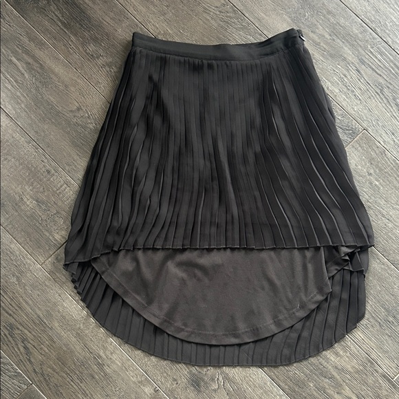 American Eagle Outfitters Dresses & Skirts - Trendy Black Pleated high low skirt